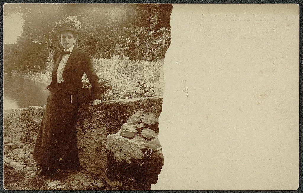 [Frances Benjamin Johnston, full-length portrait, posing by a wall…, Cadenabbia, Italy, 1900
