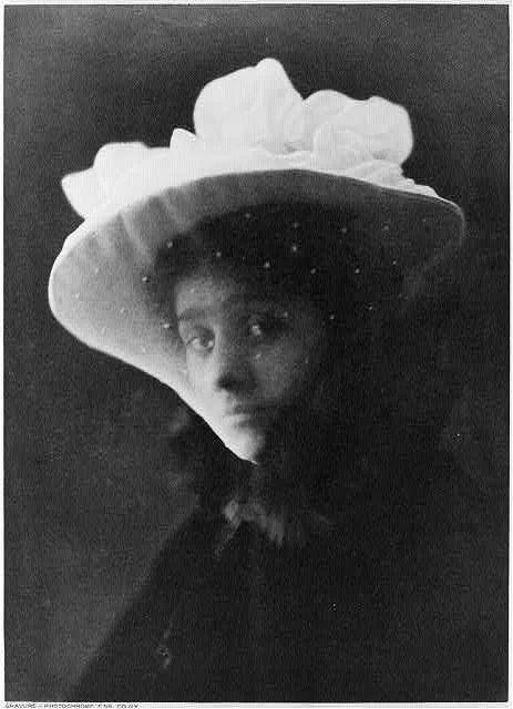 A study in black and white, 1900