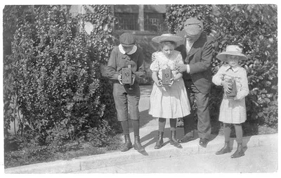 [3 children sighting box cameras], 1905