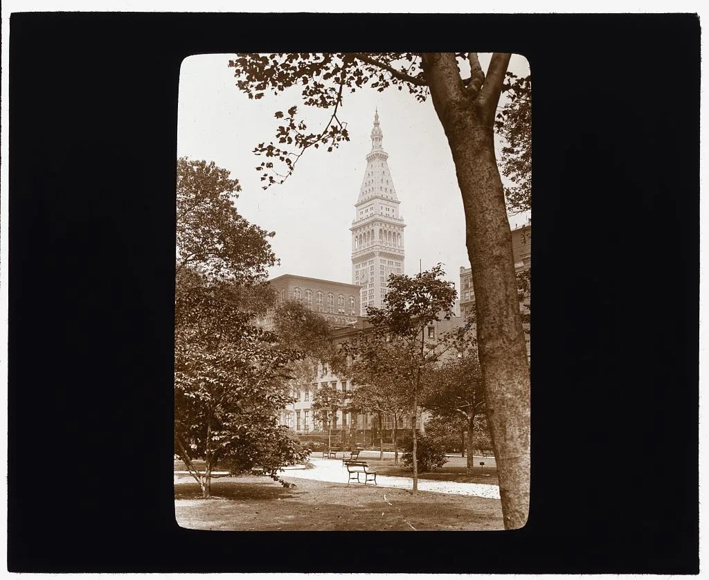 [Gramercy Park, between East 20th and East 21st Streets east of Park…, New York, Gramercy Park, 1922