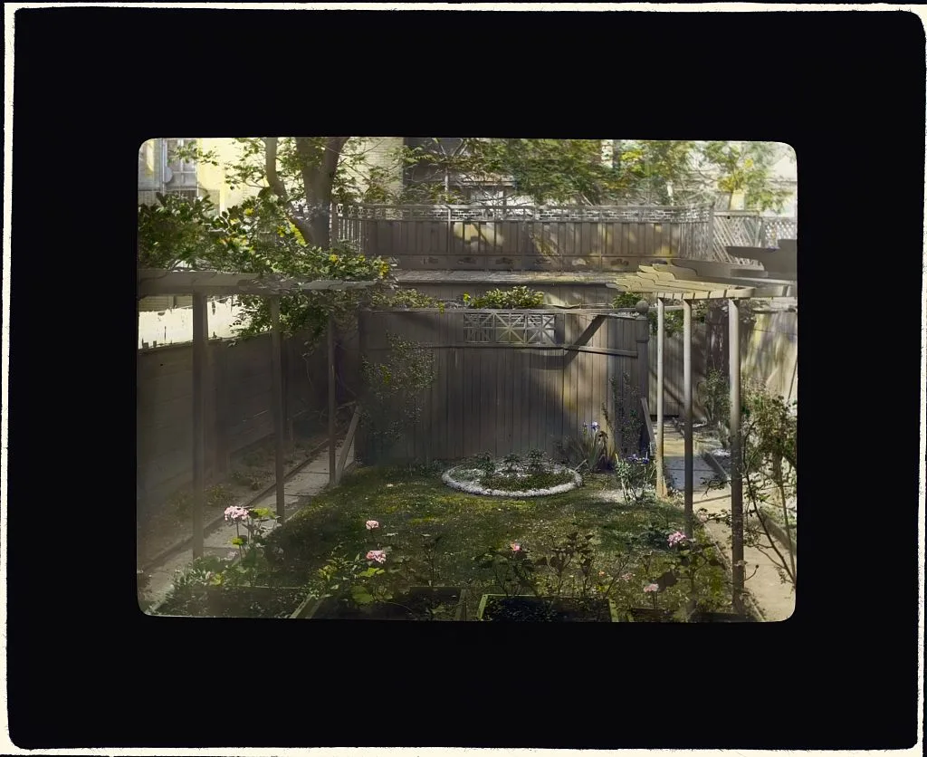[Unidentified backyard garden, probably in New York, New York.…, 1922
