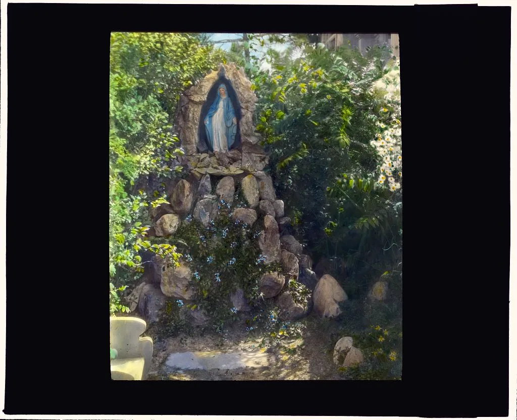[Unidentified garden. Shrine to the Virgin Mary], 1915