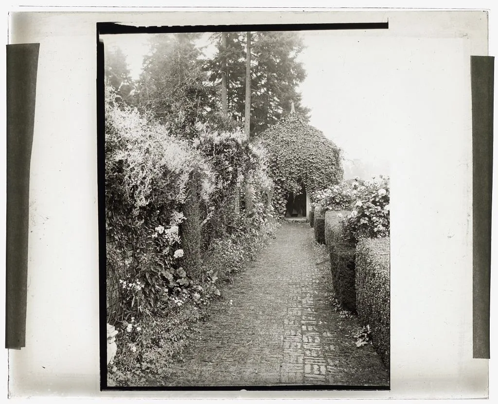 ["Thornewood," Chester Thorne house, Lakewood, Washington. Garden…, 1923