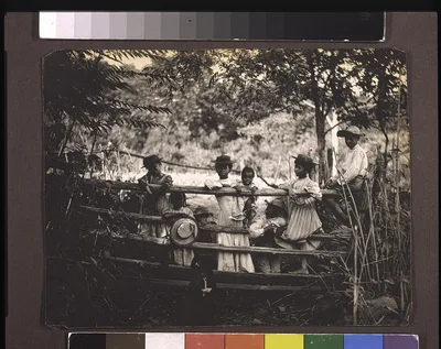 Snicker's Gap. Watching the stage go by, Snicker'S Gap, Virginia, 1900