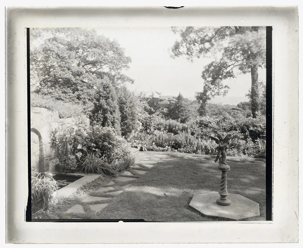 [Unidentified house and garden. Wall fountain and sculpture], 1910