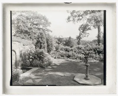 [Unidentified house and garden. Wall fountain and sculpture], 1910