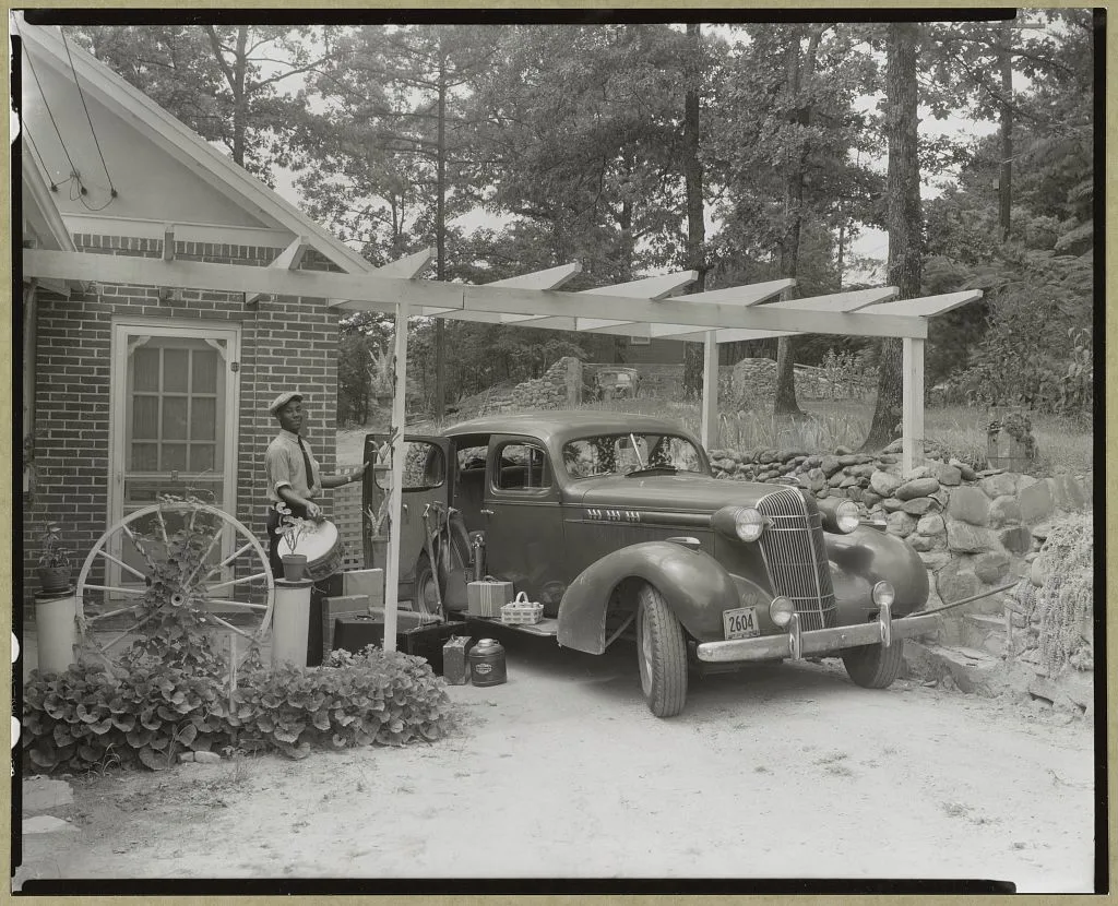 Frances B. Johnston's car and Huntley [Ruff] at the Wheel Inn,…, North Carolina, 1938