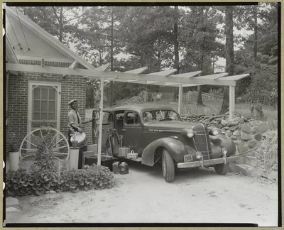 Frances B. Johnston's car and Huntley [Ruff] at the Wheel Inn,…, North Carolina, 1938