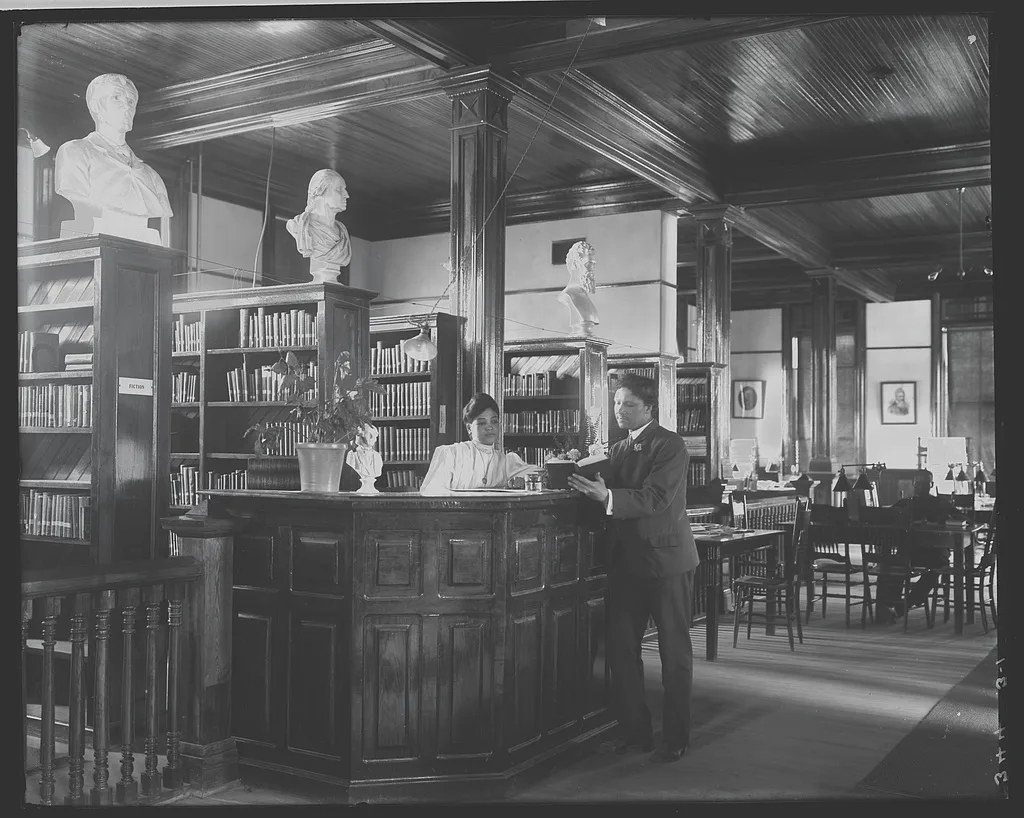 [Library interior at Tuskegee Institute, 1906], Tuskegee, Alabama