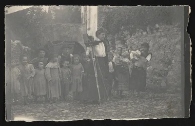 Photograph from 1899: Miss Johnston & audience, Lake Como, Italy